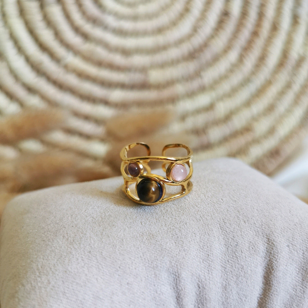 Une jolie bague sur plusieurs rangs accompagnés de petites pierres naturelles oeil de tigre et quartz rose