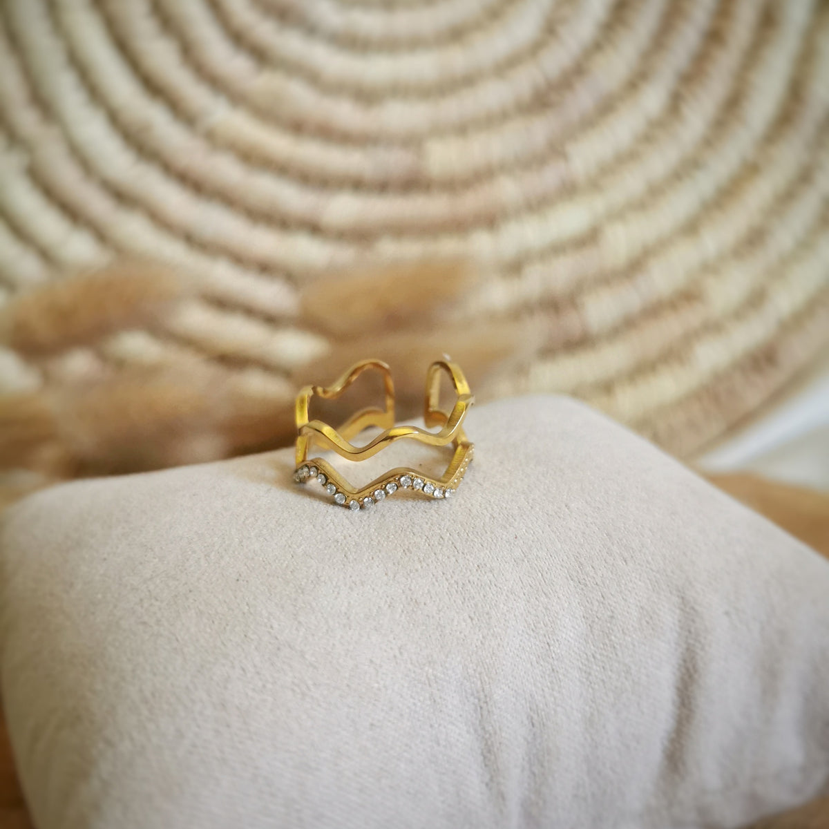 Bague en acier inoxydable en forme de vague avec de jolis petits strass