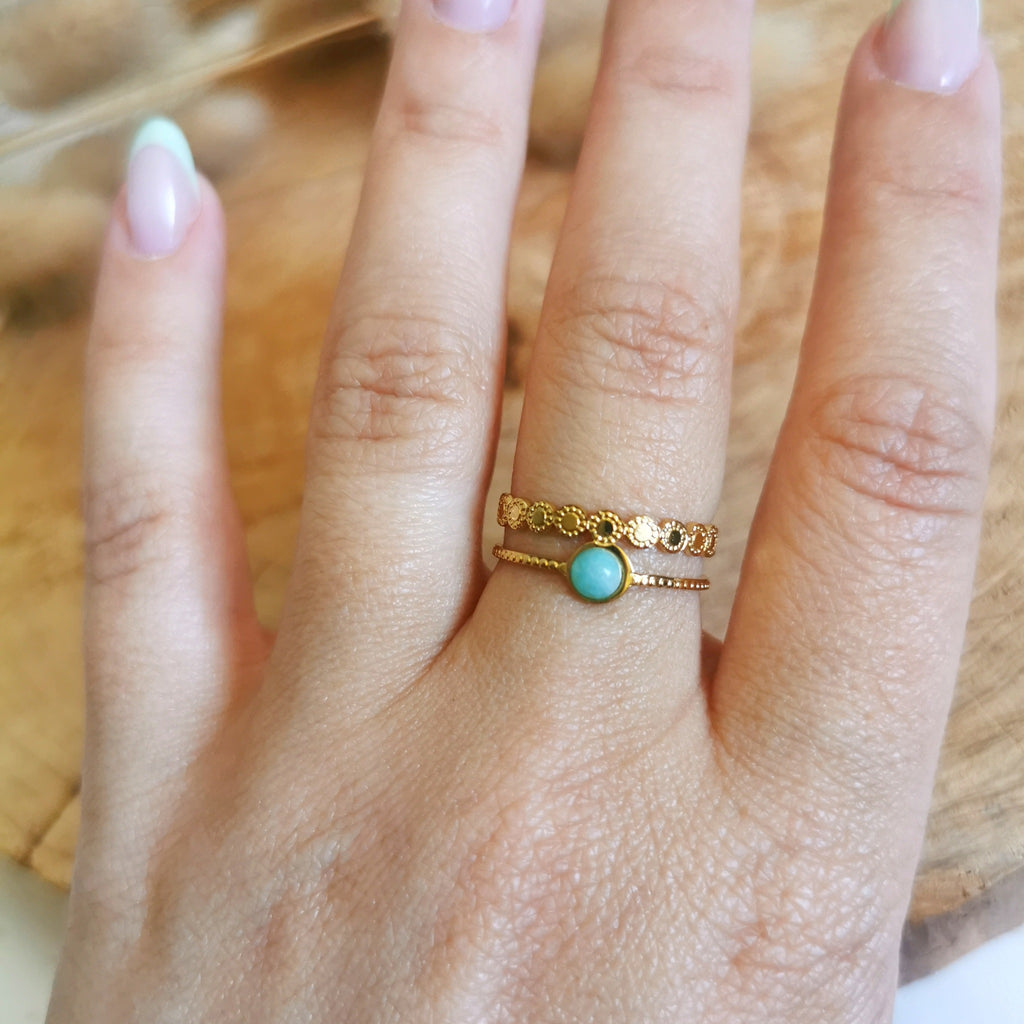 Bague en acier inoxydable accompagné d'une petite pierre naturelle 