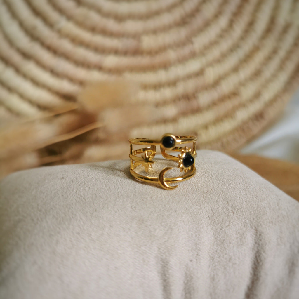 Très jolie bague pour jeune fille ou femme qui aime le côté céleste avec la lune le soleil et l'étoile avec une petite pierre onyx
