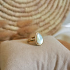 Jolie bague en acier inoxydable doré avec une jolie nacre en forme de goutte au centre
