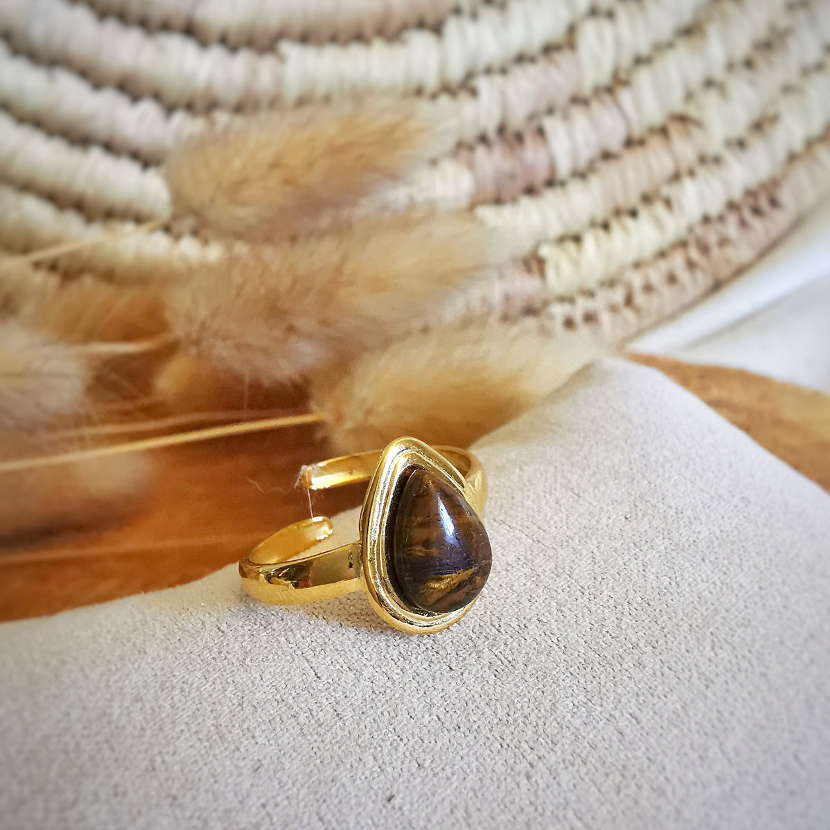 Très belle bague réglable en acier inoxydable avec une pierre œil de tigre au centre