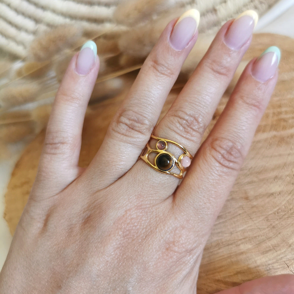 Une belle bague avec des pierres naturelles de de tigre et quartz rose sur acier inoxydable doré