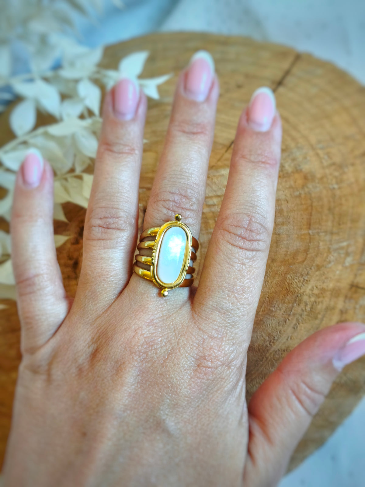 Craquez pour cette belle bague de forme ovale avec sa belle nacre