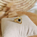 Jolie bague en acier inoxydable doré en forme de cœur avec une petite onyx au centre 