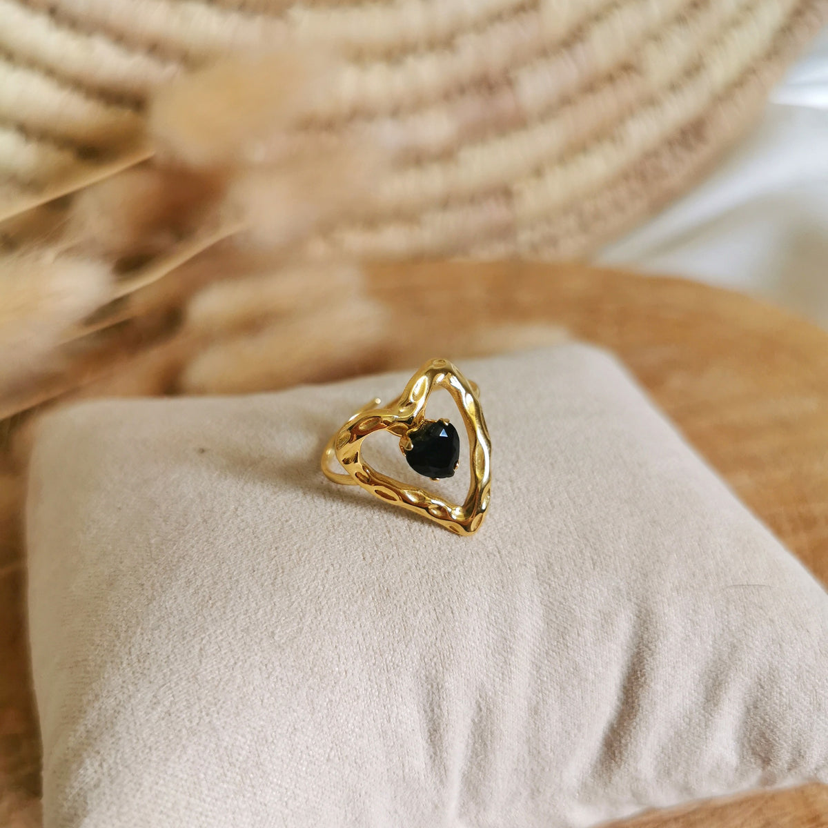 Jolie bague en acier inoxydable doré en forme de cœur avec une petite onyx au centre 