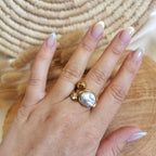 Une belle bague pour femme en acier inoxydable doré et sa nacre 