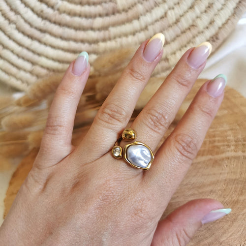 Une belle bague pour femme en acier inoxydable doré et sa nacre 