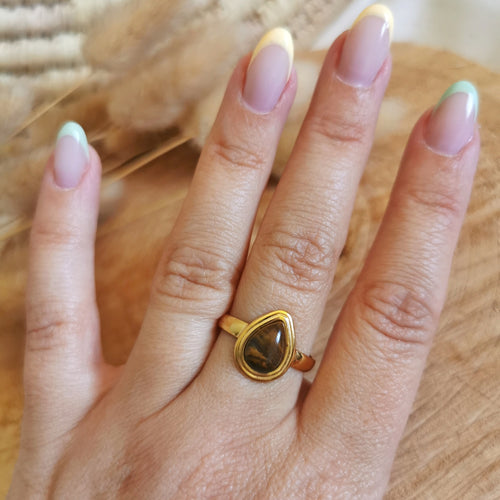 Une belle bague avec une jolie pierre fine en œil de tigre en forme de goutte