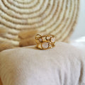 Une jolie bague pour femme composée de quartz sur de l'acier inoxydable doréUne jolie bague pour femme composée de quartz sur de l'acier inoxydable doré