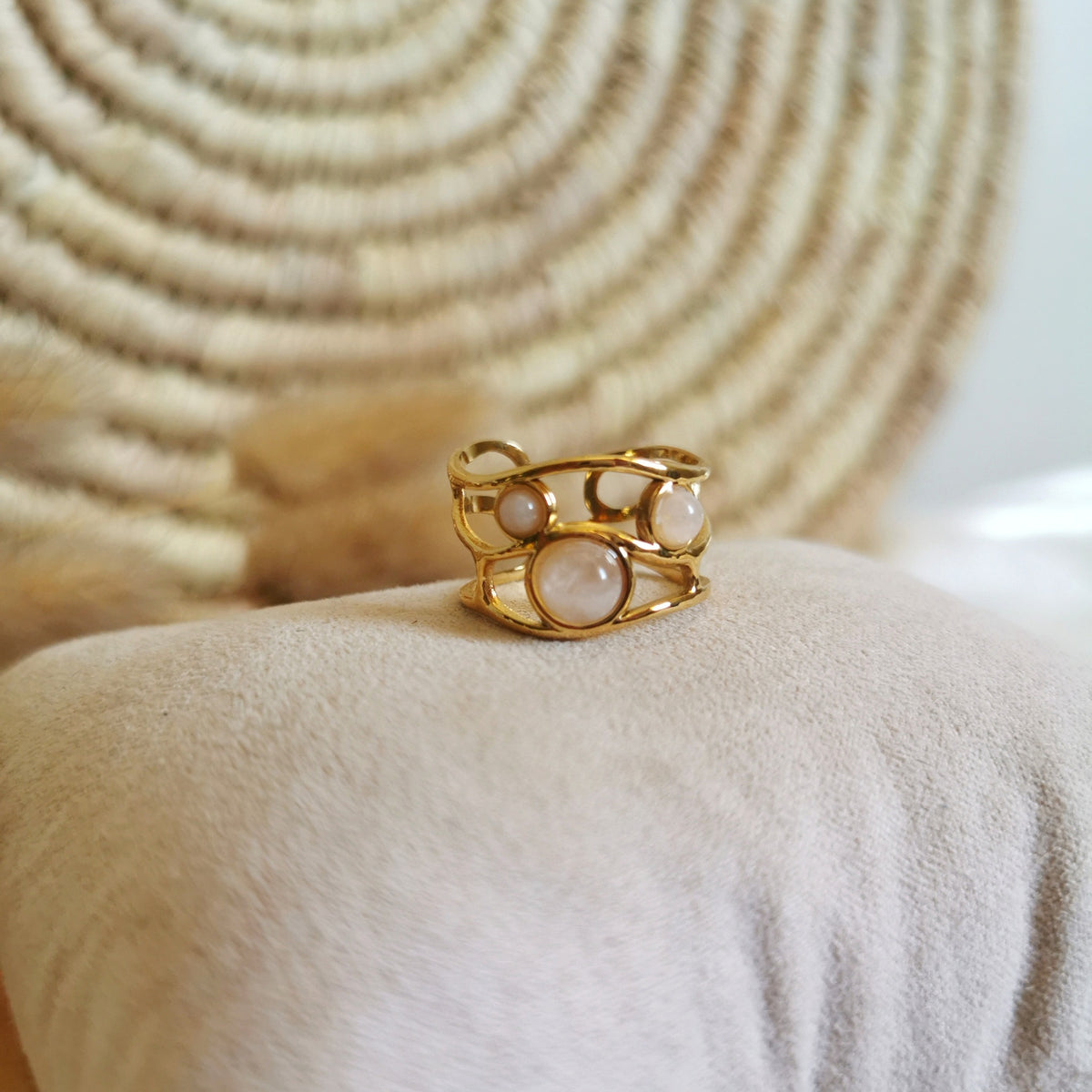 Une jolie bague pour femme composée de quartz sur de l'acier inoxydable doréUne jolie bague pour femme composée de quartz sur de l'acier inoxydable doré