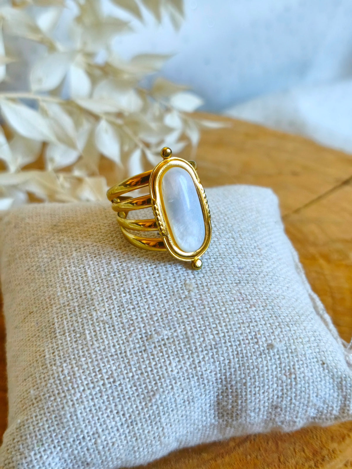 Une bague en acier inoxydable doré avec une belle nacre de forme ovale