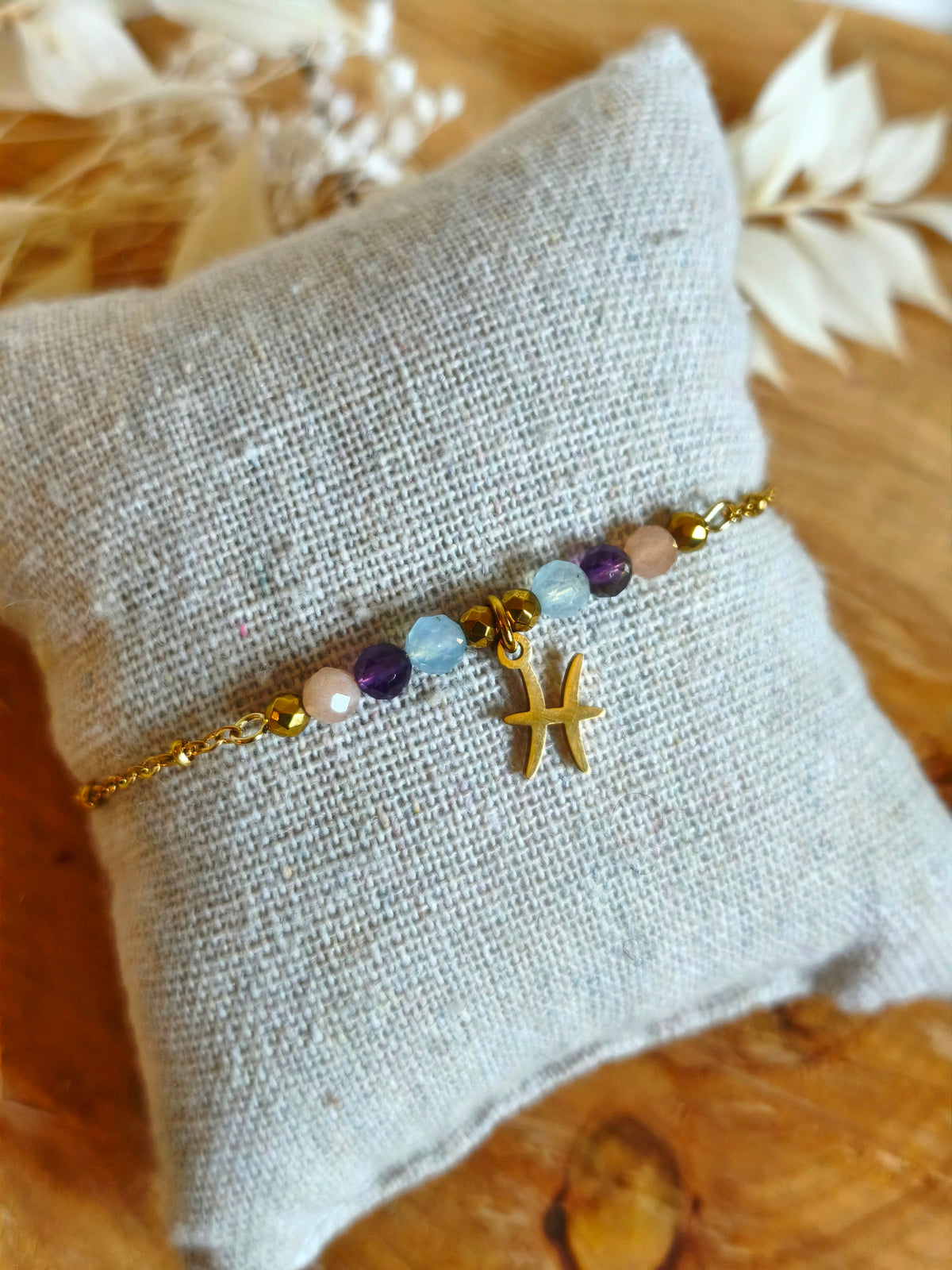 Bracelet de  la collection signe astrologique avec le signe du poisson accompagné de ses pierres naturelles de pierre de lune , aigue marine et améthyste 