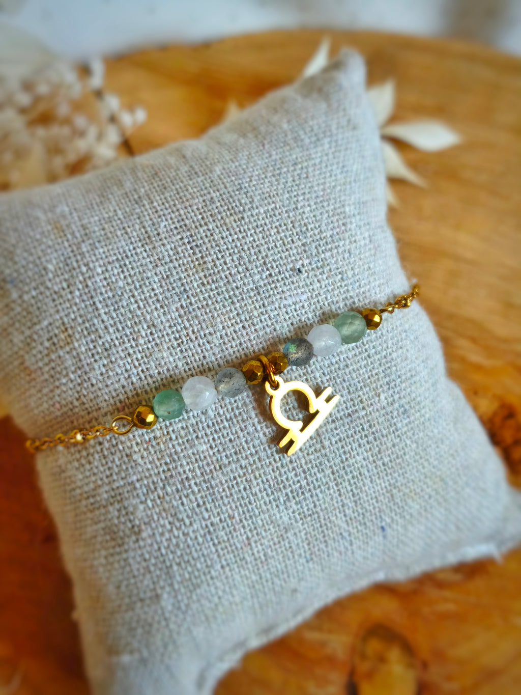 Bijoux dans la gamme des signes astrologiques ici avec le signe de la Balance