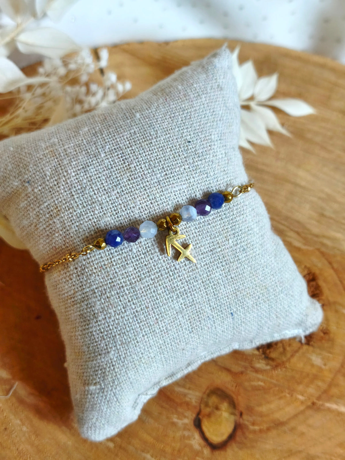 Bracelet de la collection signe astrologique avec le signe du Sagittaire et ses pierres naturelles de lapis-lazuli ,améthyste et calcédoine bleue