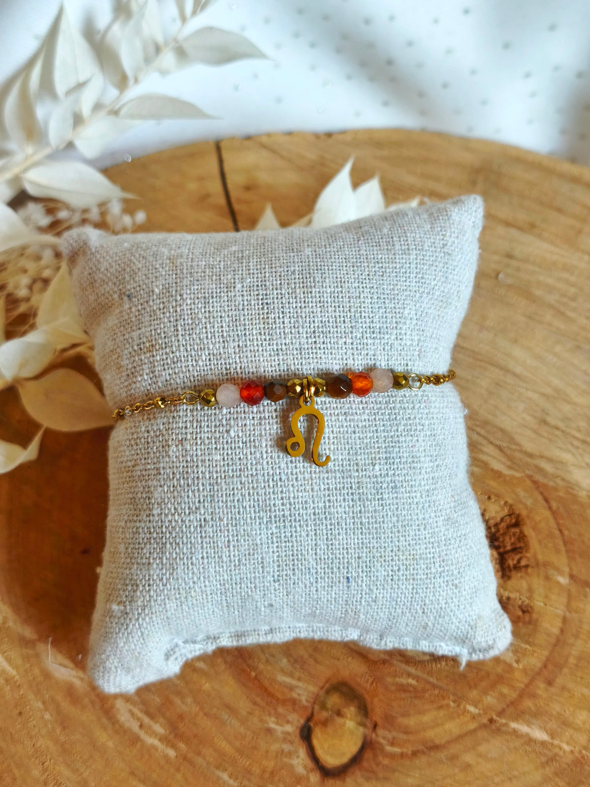 Bracelet sur la thématique des signes astrologiques avec ici le signe du Lion et ses pierres fines