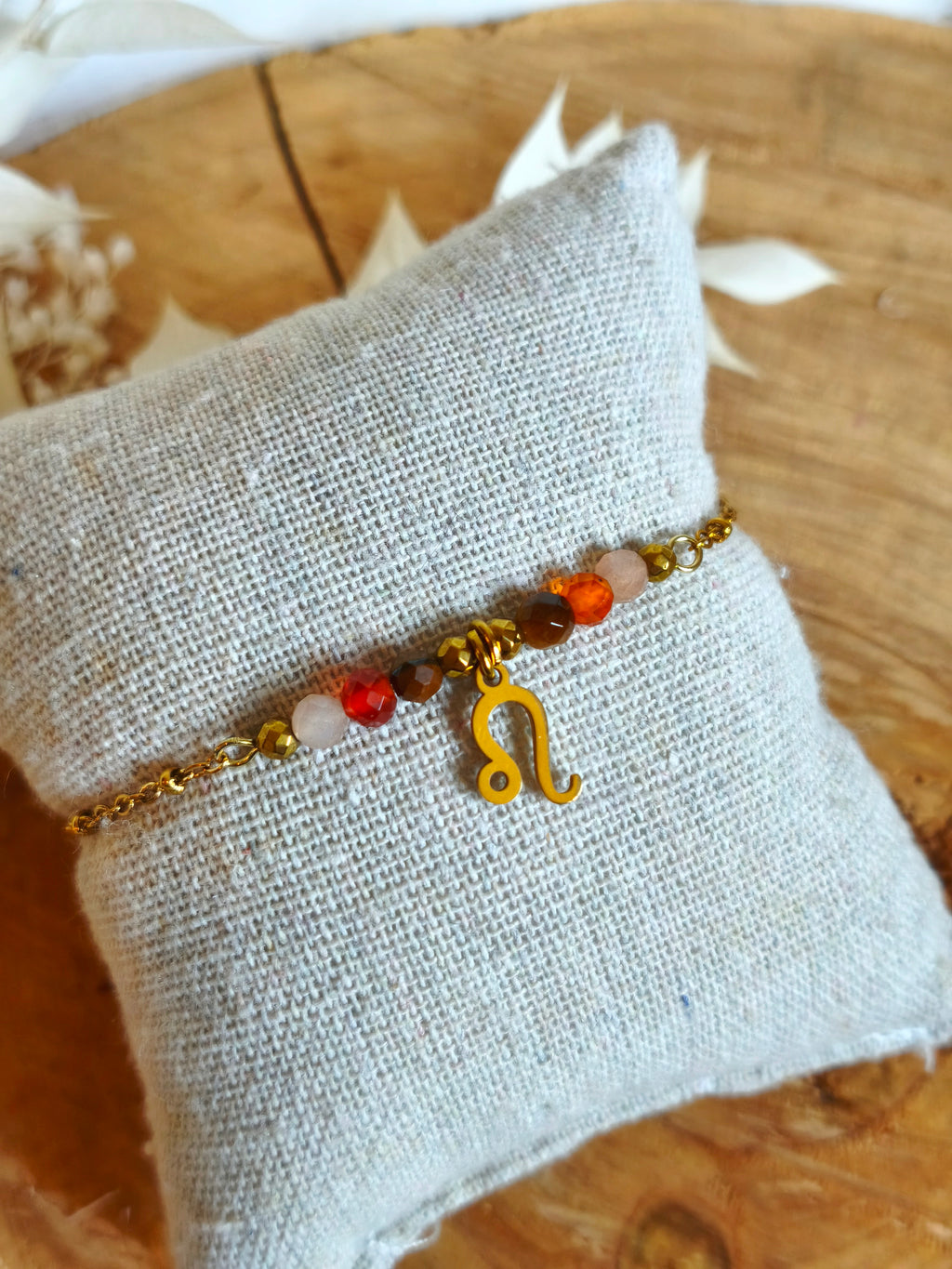 Joli bracelet sur le thème des signes astrologiques avec le signe du Lion et ses pierres naturelles de cornaline œil de tigre et pierre de soleil