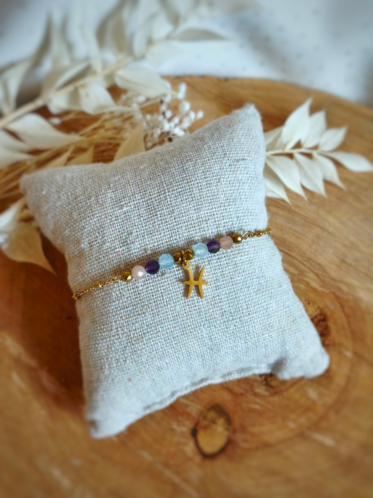 Un joli bracelet pour les femmes du signe astrologique poisson accompagné de ses pierres naturelles