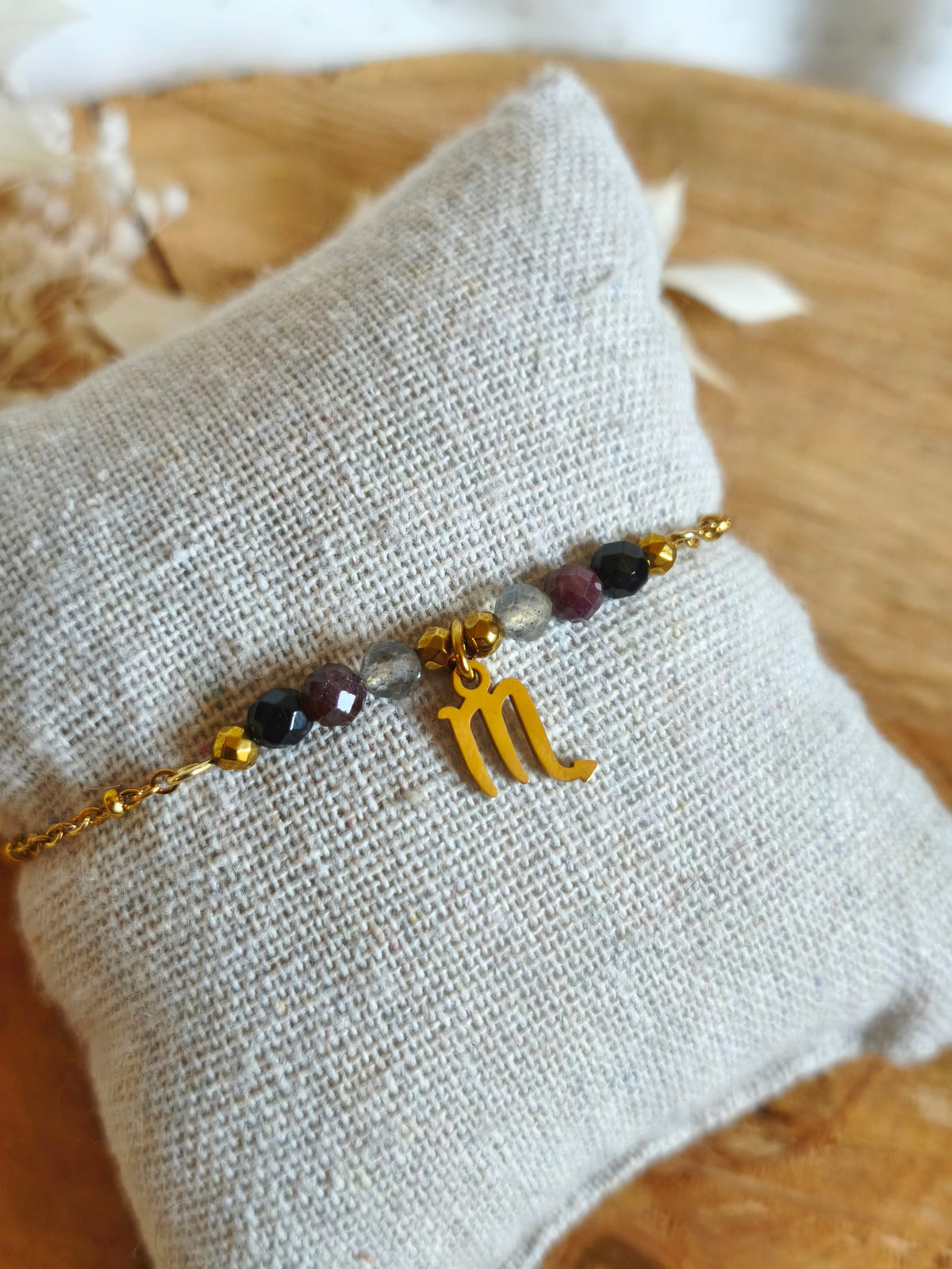 Joli bracelet pour la femme scorpion en acier inoxydable doré avec les pierres de grenat obsidienne noire et labradorite