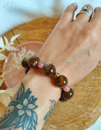 Bracelet avec des perds acrylique marron marbré et des pierres naturelles de pierre de soleil