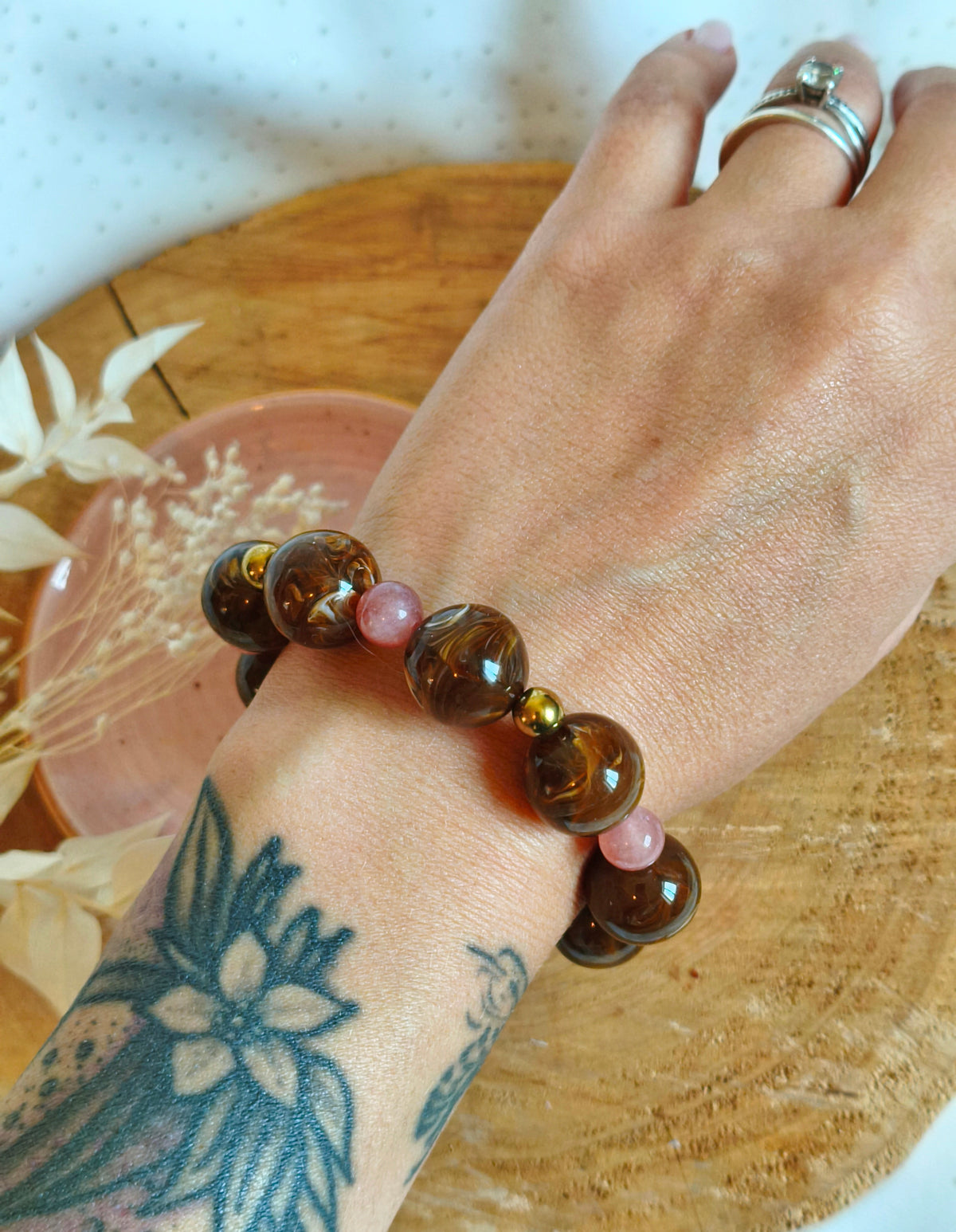 Bracelet avec des perds acrylique marron marbré et des pierres naturelles de pierre de soleil