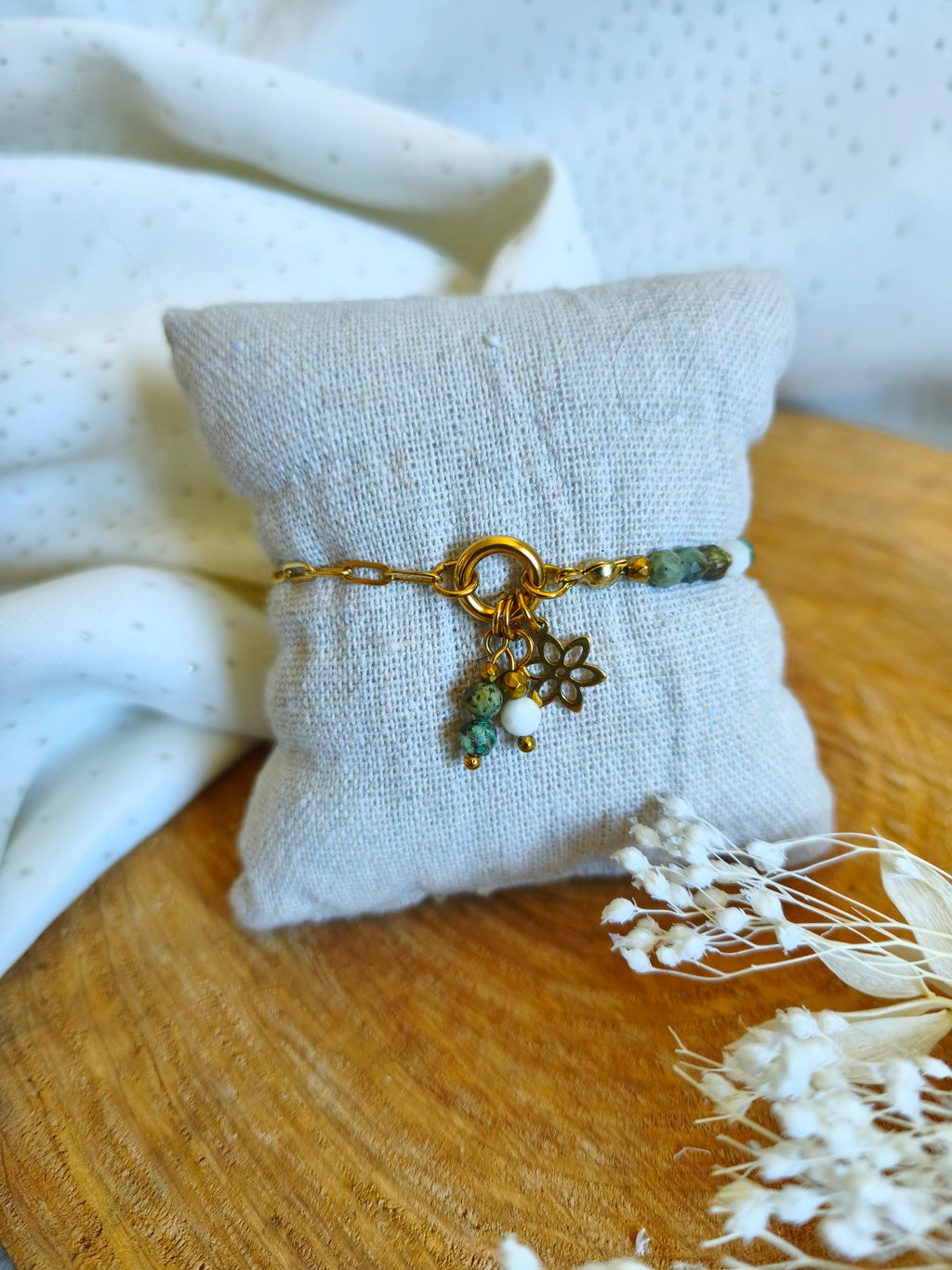 L'univers de sadaleane vous propose un joli bracelet sur chaîne en acier avec jaspe africain