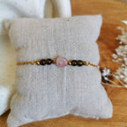 Bracelet sur chaine en acier inoxydable doré avec perles de quartz fumé et perle de quartz rose au centre 