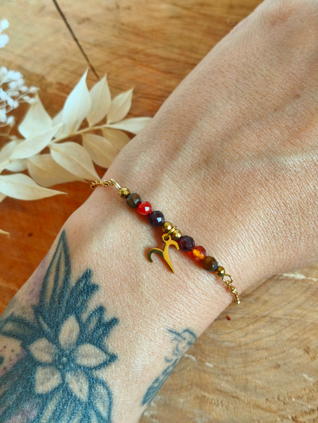 Bracelet pour femme collection signe astrologique. Le bélier avec pierre naturelle de cornaline œil de tigre et grenat. 