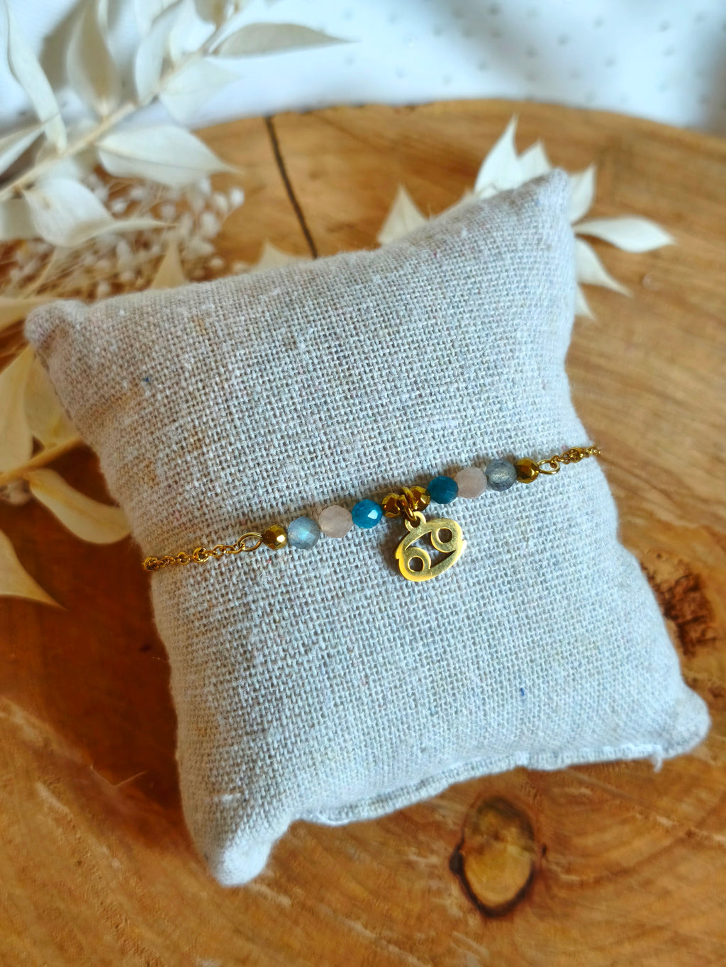 Bracelet en acier inoxydable avec le signe du Cancer accompagné de ses pierres fines de labradorite, pierre de lune et apatite