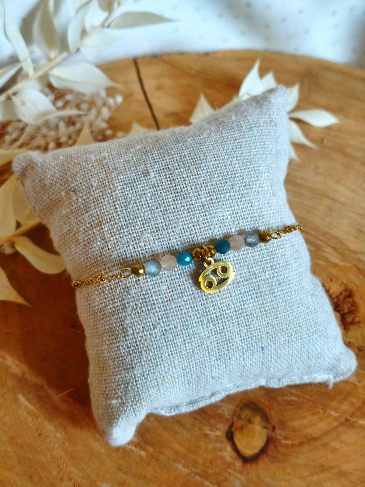 Bracelet en acier inoxydable avec le signe du Cancer accompagné de ses pierres fines de labradorite, pierre de lune et apatite