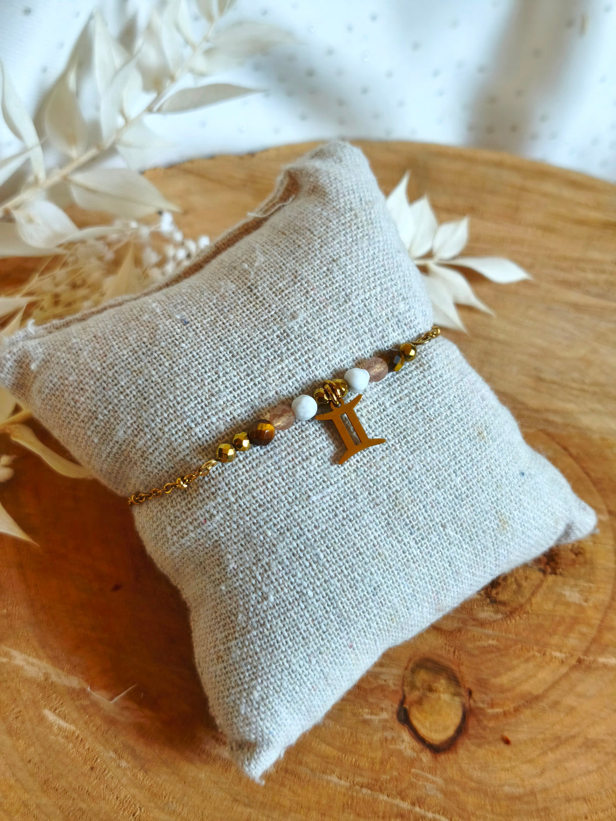 Bracelet en acier inoxydable doré sur le signe du Gémeau avec des pierres naturelles de œil de tigre, pierre de lune et à howlite