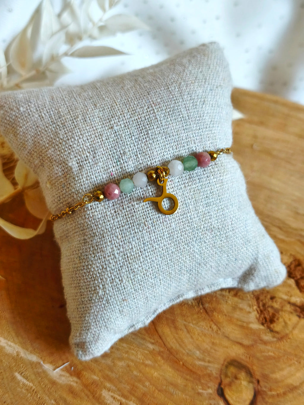 Bracelet collection signe astro avec le taureau accompagné de pierre naturelle de rhodonite aventurine et quartz rose aventurine et quartz rose