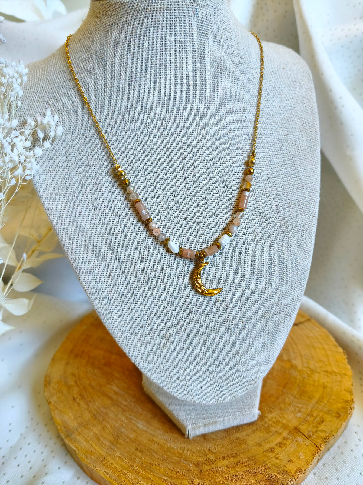 Collier fait main de l'univers de sadaleane, avec de la pierre de soleil et des perles d'eau douce