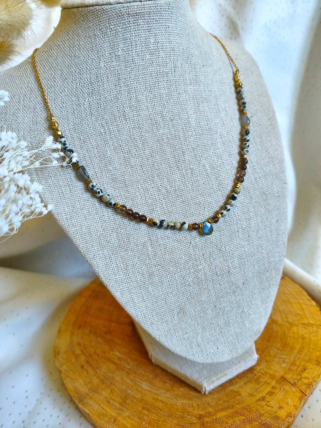 Joli collier monté sur acier inoxydable, accompagné de perles naturelles de jaspe dalmatien et de quartz fumé 