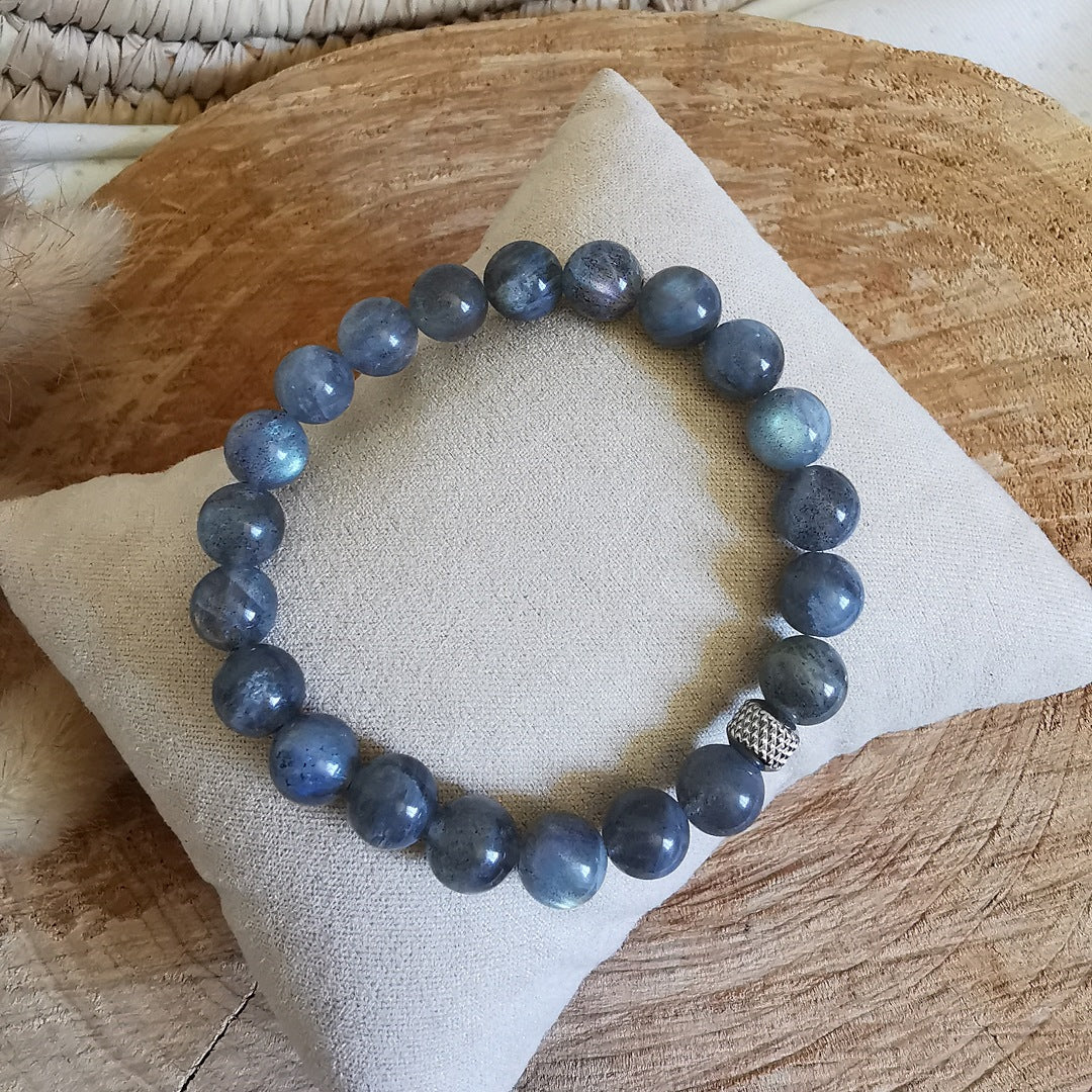 Un très beau bracelet en perle de 8 mm de labradorite montée sur fil élastique