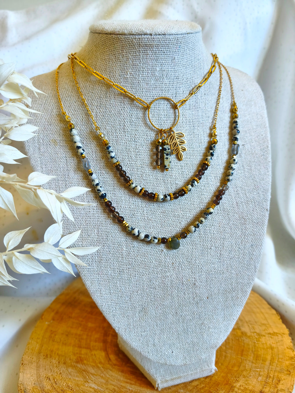 Jolie ensemble de colliers avec jaspe dalmatien et quartz fumé ,une petite touche de labradorite, tout cela a monté sur acier inoxydable doré