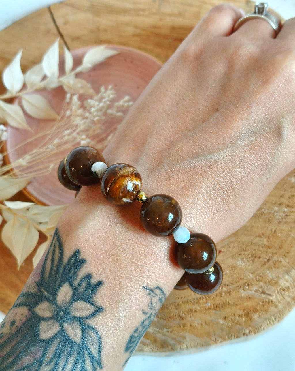 Bisous dans la gamme des petits plaisirs à moins de 25 € un joli bracelet en acrylique et pierre naturelle
