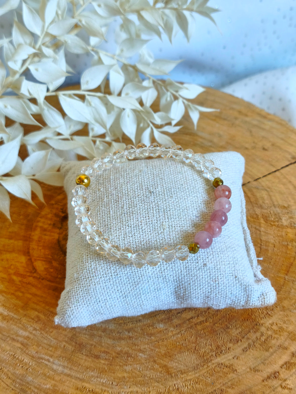 Un bracelet avec perle de verre couleur champagne et pierre de soleil dans la gamme les petits plaisirs