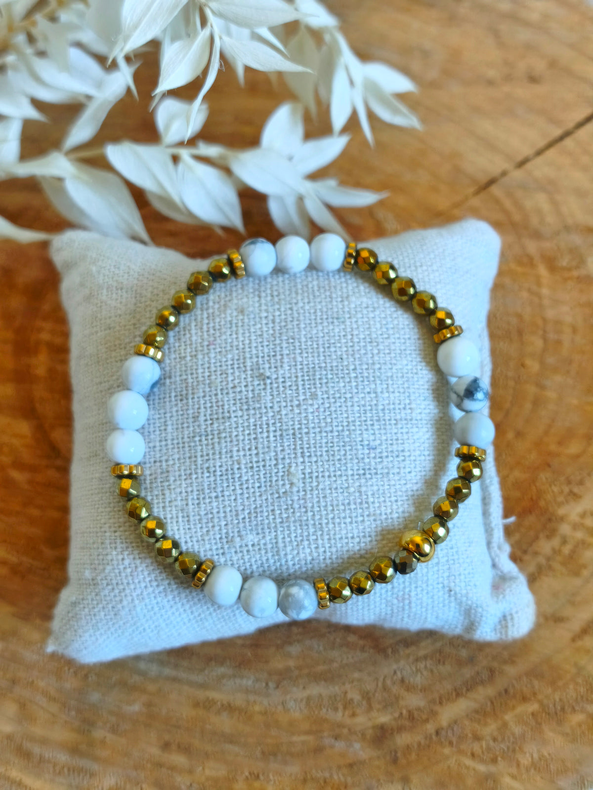 Un bracelet en hematite dorée et howlite dans la gamme des petits plaisirs a moins de 20 €