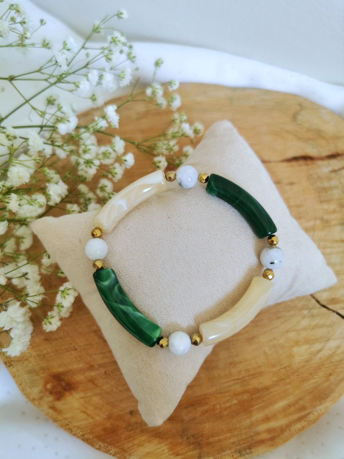 Bracelet tubes vert et beige avec pierres de péristérite