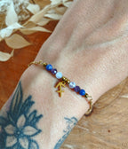 Pour les femmes du signe astrologique Sagittaire un joli bracelet en acier doré avec ses pierres naturelles d'améthyste ,de lapis-lazuli et de calcédoine bleue