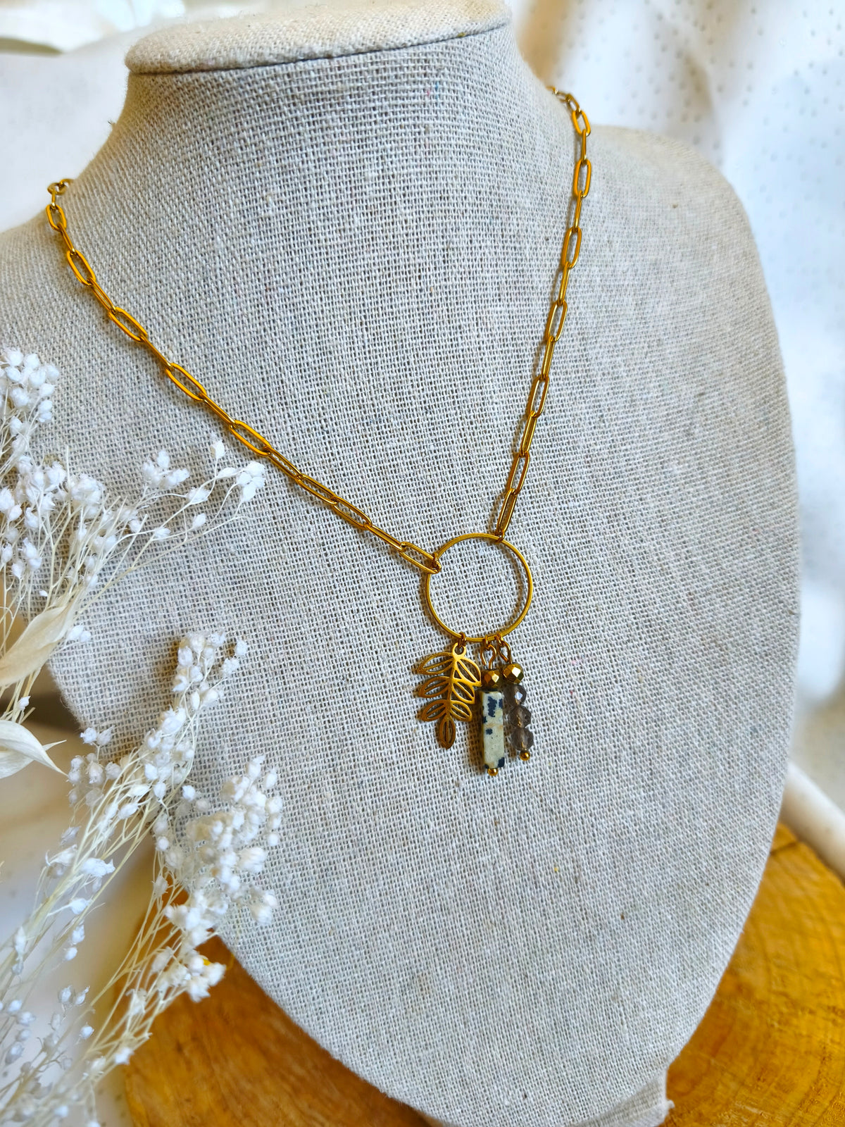 Collier en acier inoxydable doré, avec une belle perle de jaspe dalmatien et petites perles de cristal de roche fumé
