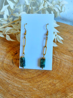 Une jolie paire de boucles d'oreilles en acier oxydable doré surmonté de jaspe africain
