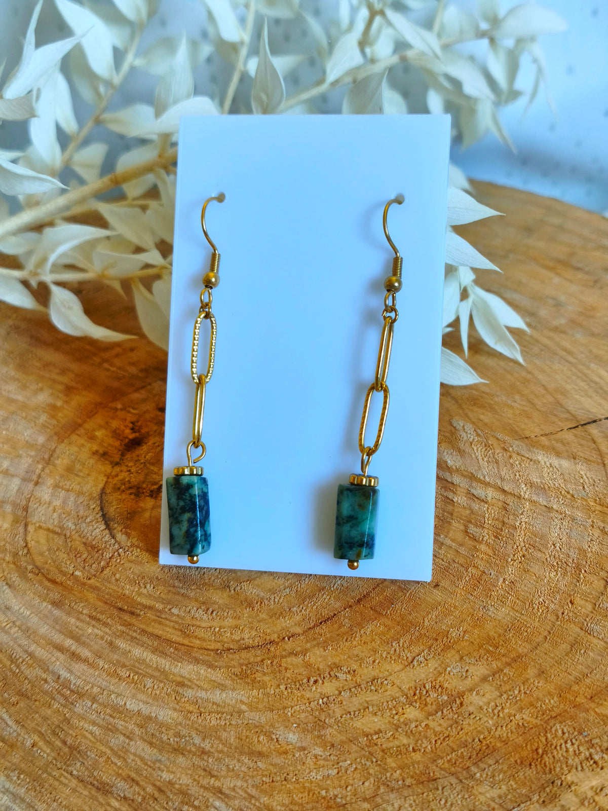Une jolie paire de boucles d'oreilles en acier oxydable doré surmonté de jaspe africain