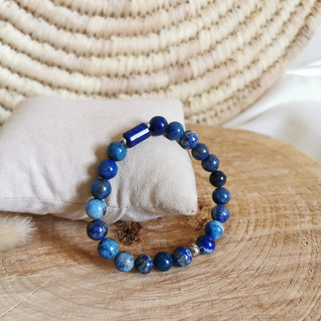 Bracelet sur fil élastique en lapis lazuli .