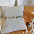 Bracelet fin sur acier inoxydable avec petite labradorite et perle d'eau douce