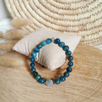 Très joli bracelet en perle d'apatite bleue avec une jolie labradorite au centre