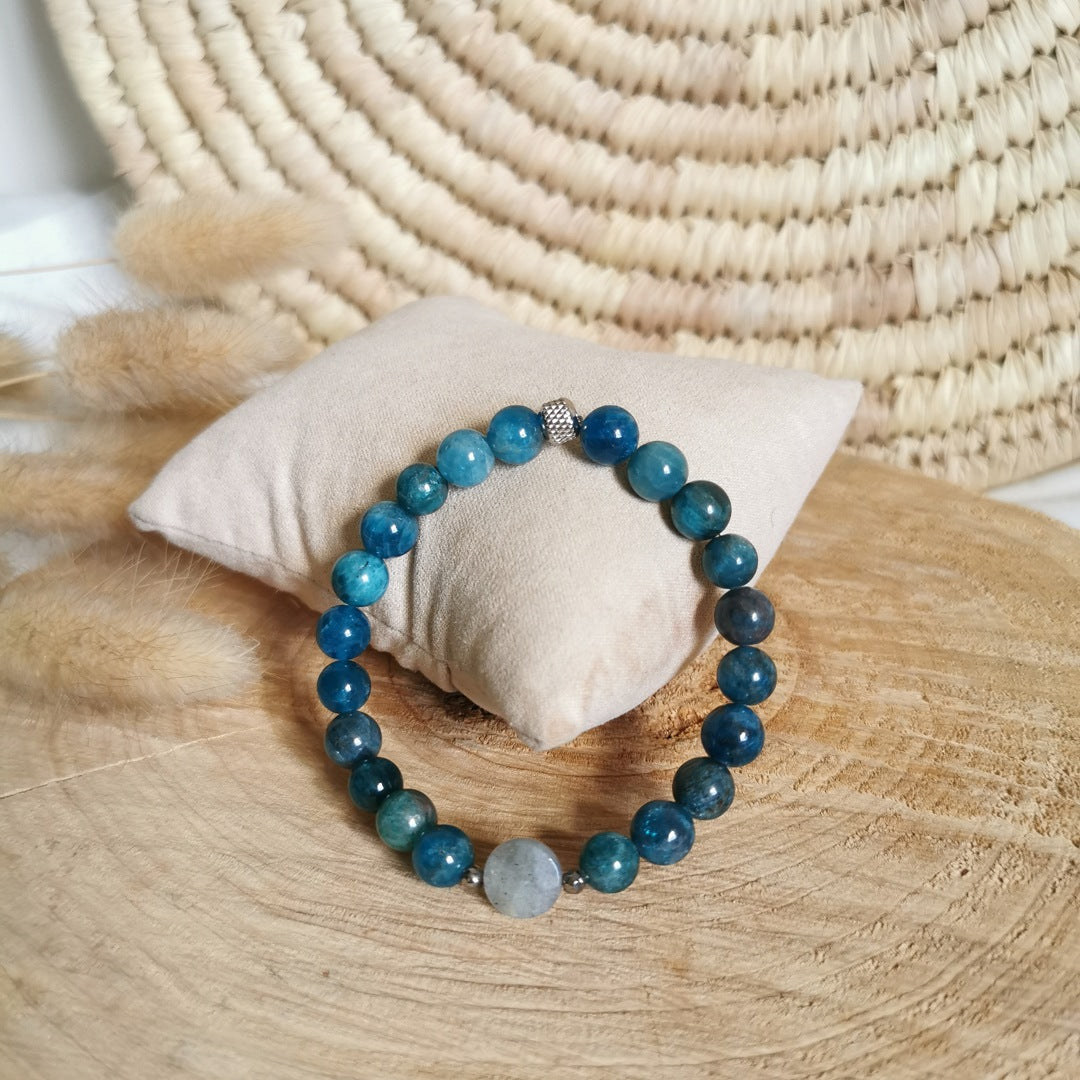 Très joli bracelet en perle d'apatite bleue avec une jolie labradorite au centre