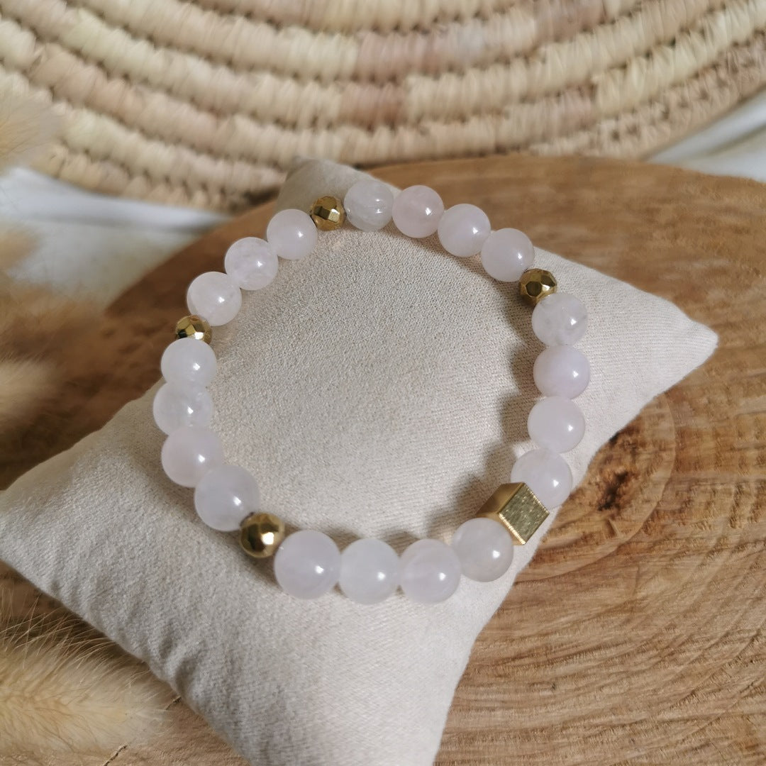 Un joli bracelet utilisé en lithothérapie avec le quartz rose pierre de l'amour inconditionnel