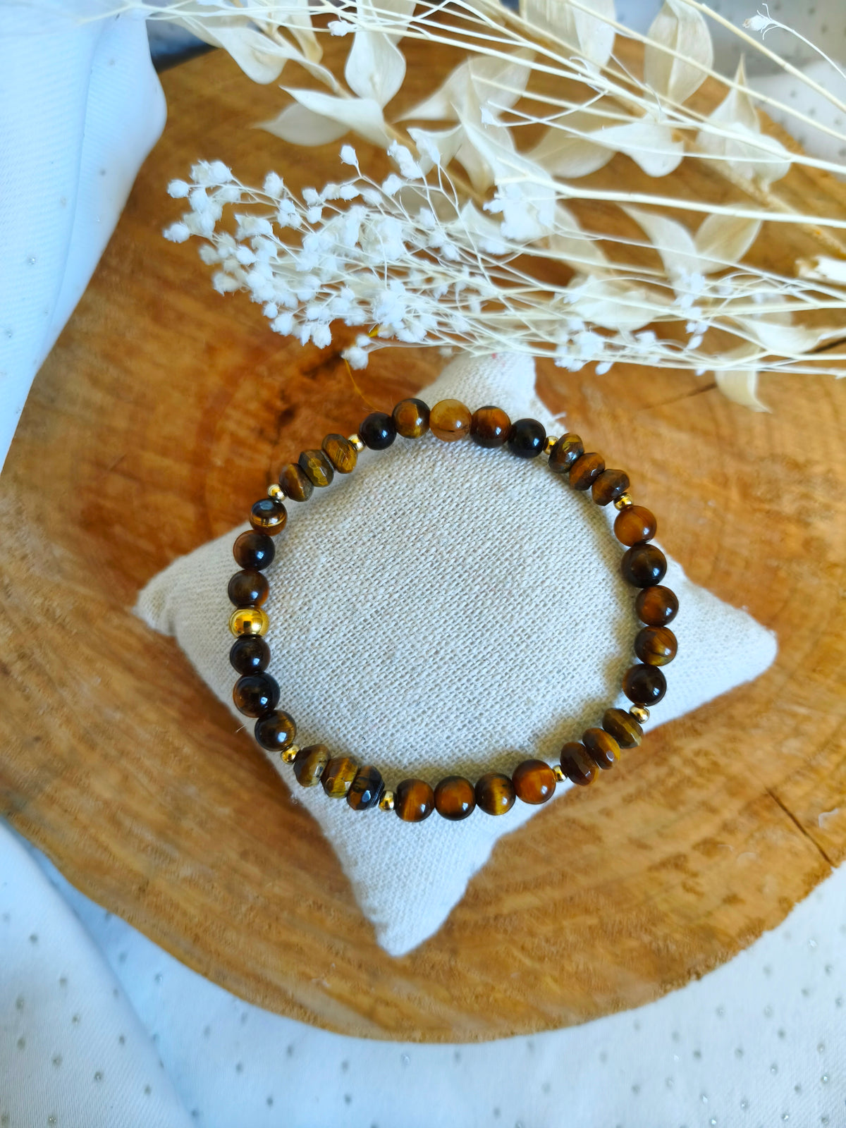 Joli bracelet fin montée sur fil élastique avec des perles d'œil de tigre en 6 mm